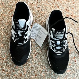 NWT ASICS Upourt 2 Black & White 8.5 Women’s shoes